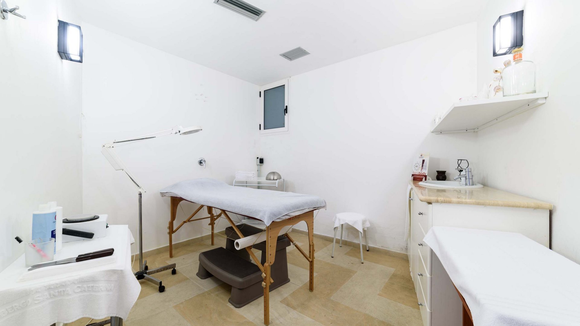 Seaside infinity pool: where the horizon disappears Seaside infinity pool: where the horizon disappears