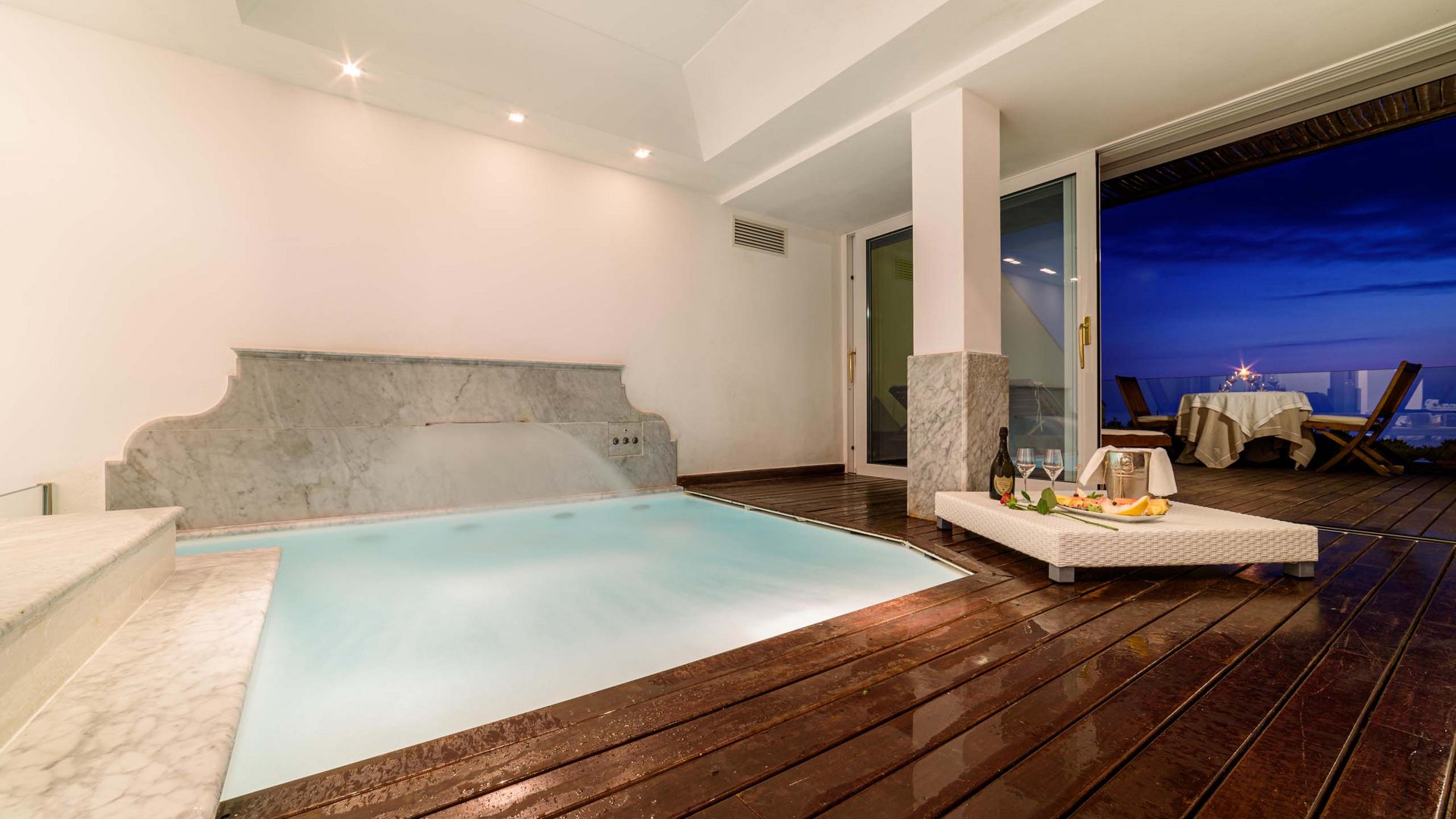 Seaside infinity pool: where the horizon disappears Seaside infinity pool: where the horizon disappears