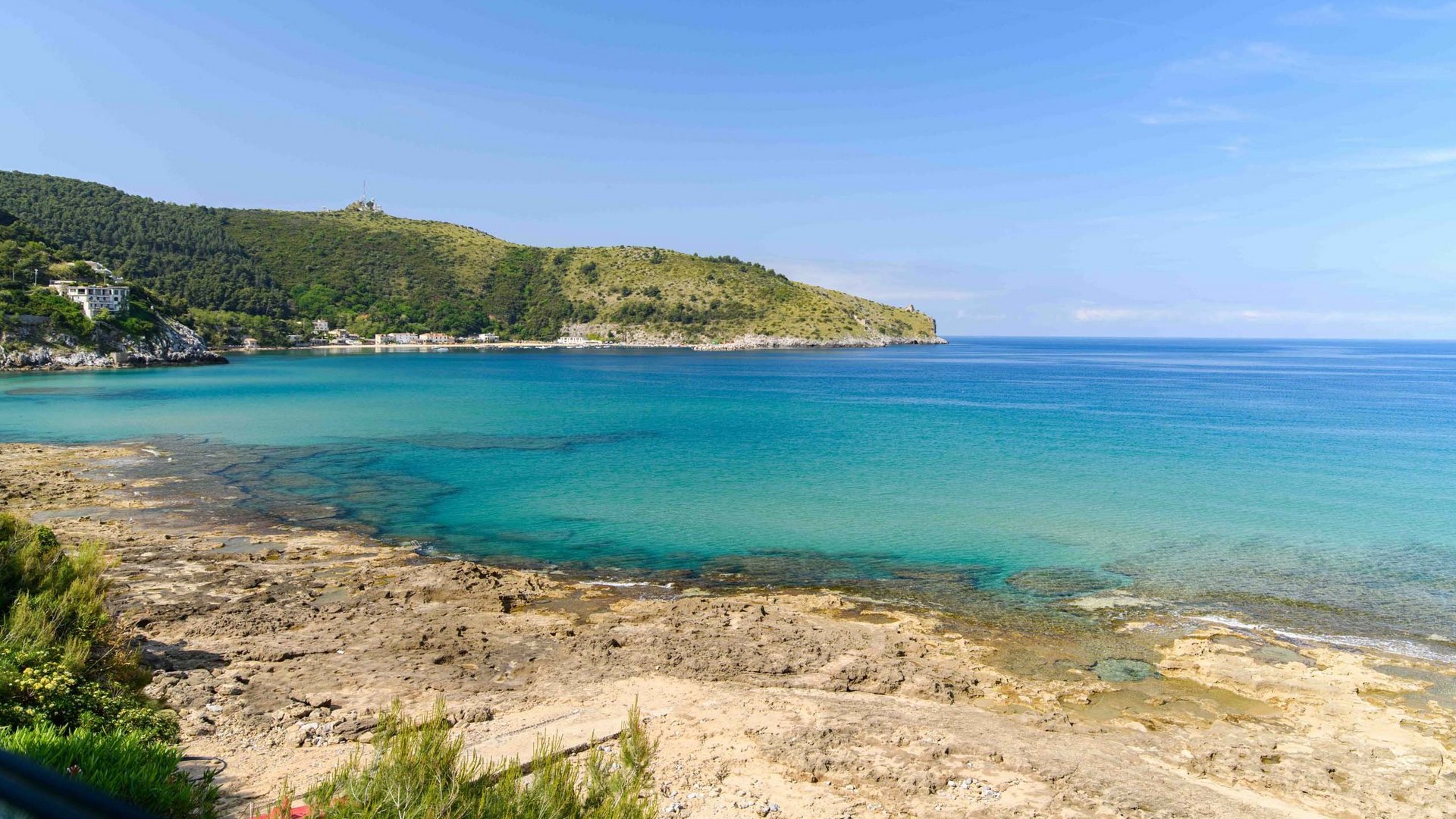 Seaside infinity pool: where the horizon disappears